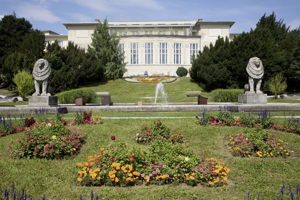 Außenansicht mit Gartenfläche der Klinik Penzing