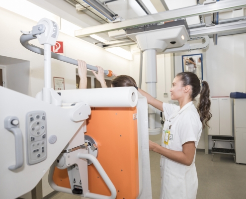 Patientin wird im Insitut für Röntgendiagnostik untersucht